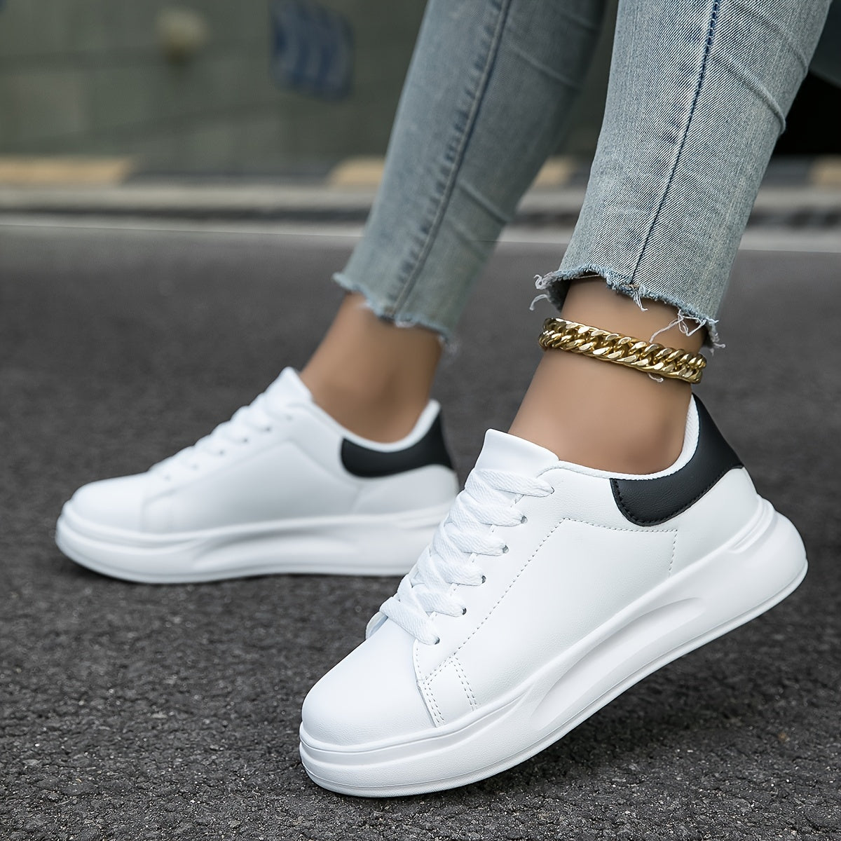 Baskets en cuir blanches - Minimalistes et confortables-Chaussures-PARIS FEMME
