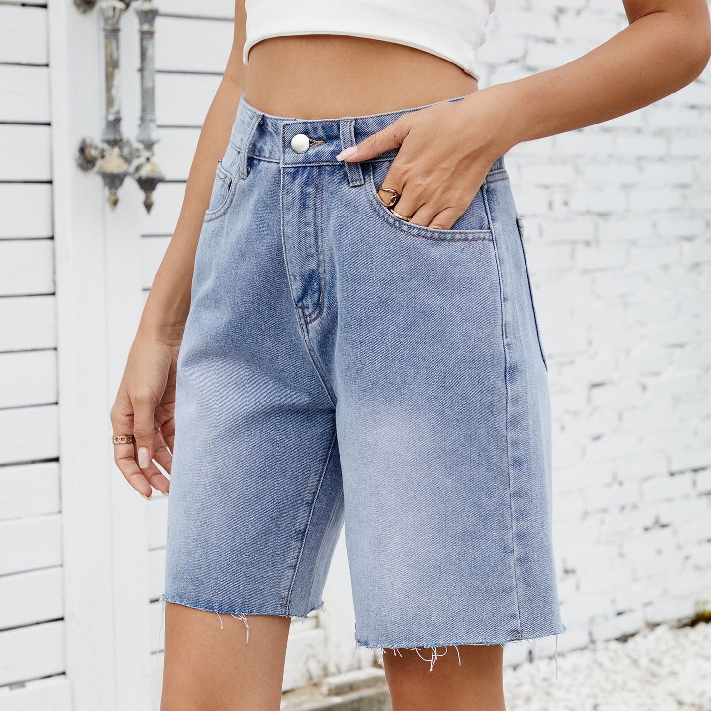 Shorts en denim pour femmes avec une coupe moderne à bord frangé Chic und Stil-Short en jean-PARIS FEMME