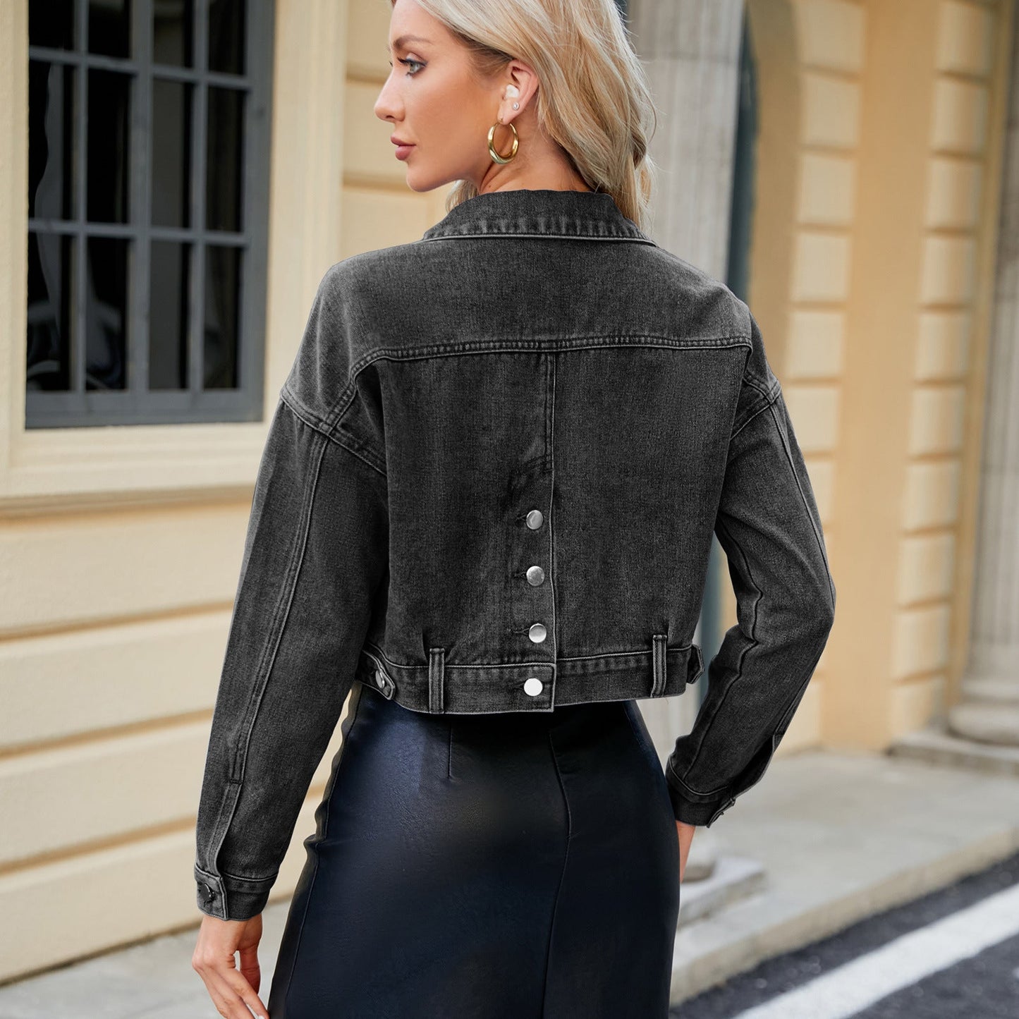 Veste en denim cropped pour femmes avec des accents modernes Chic und Stil-Jeans Outfit-PARIS FEMME