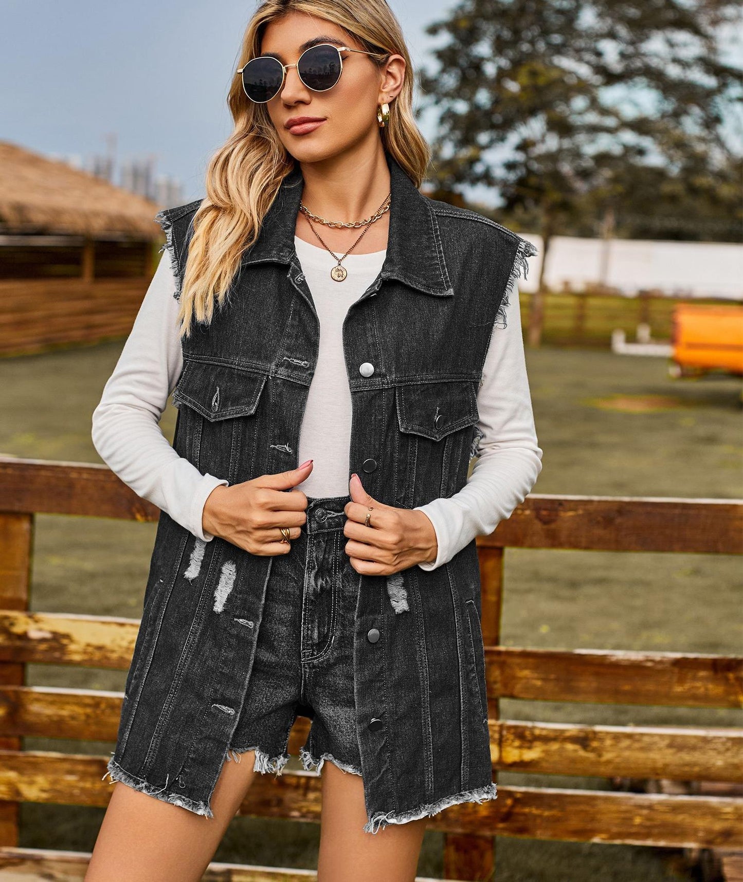 Veste en denim pour femmes au coupe décontracté avec franges et poches pratiques Chic und Stil-Jeans Outfit-PARIS FEMME