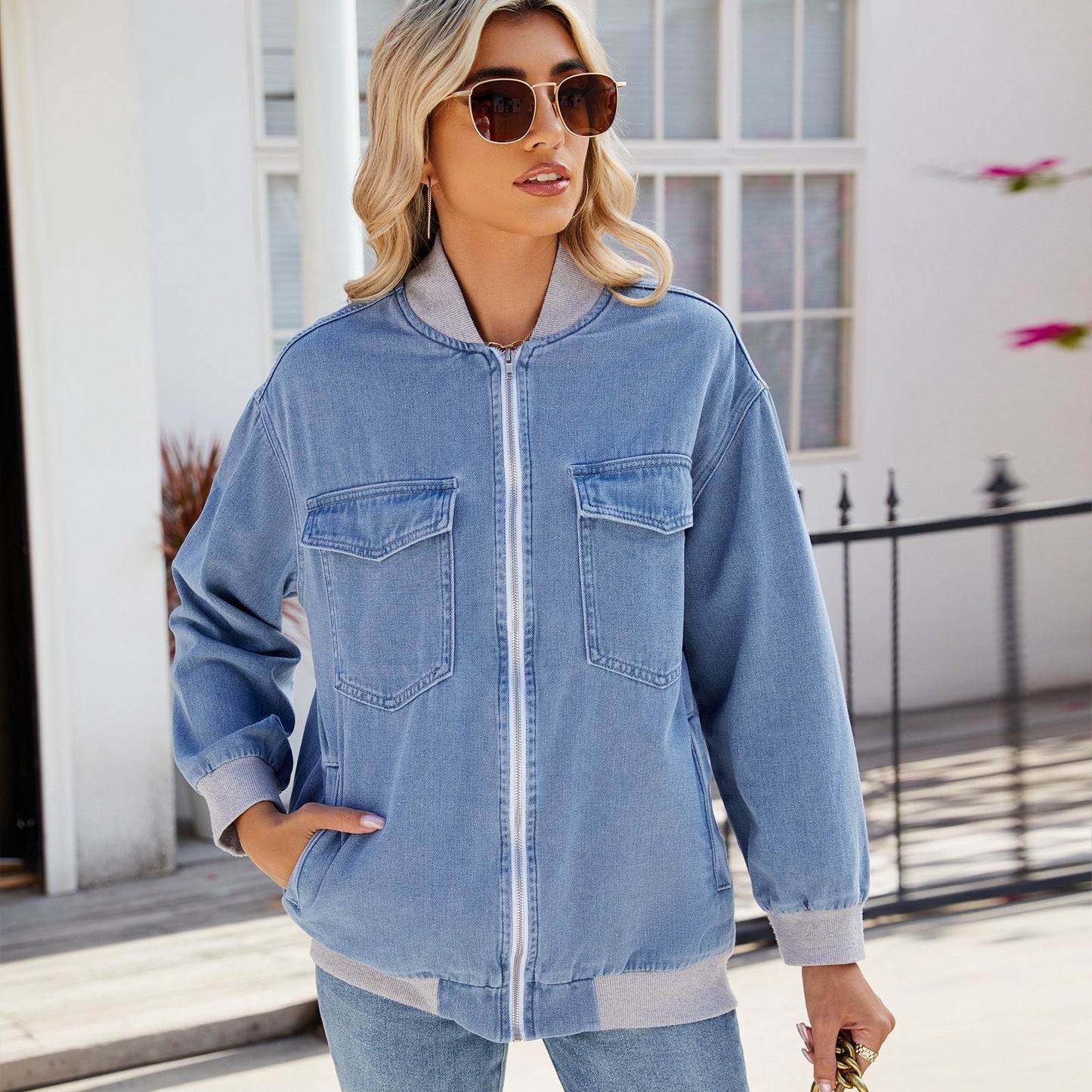 Veste bomber en denim pour femmes avec poches pratiques et finition de haute qualité Chic und Stil-Jeans Outfit-PARIS FEMME