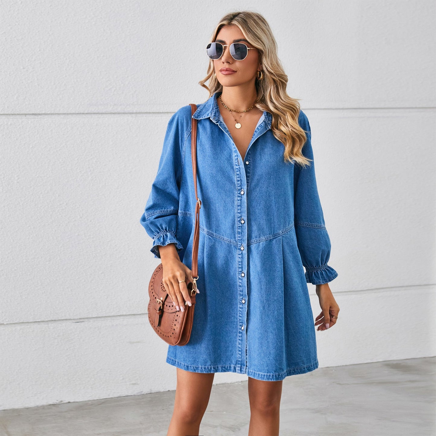 Robe chemise en denim pour femmes avec des manches volumineuses et une coupe ajustée Chic und Stil-Jeans Outfit-PARIS FEMME