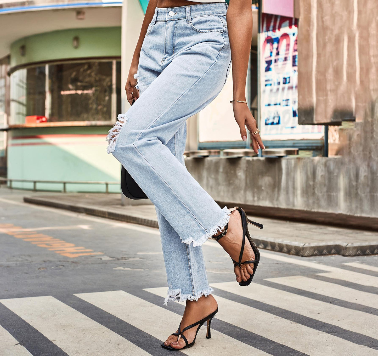 Jeans détruits pour femmes dans une coupe boyfriend moderne avec des détails effilochés Chic und Stil-Jeans-PARIS FEMME