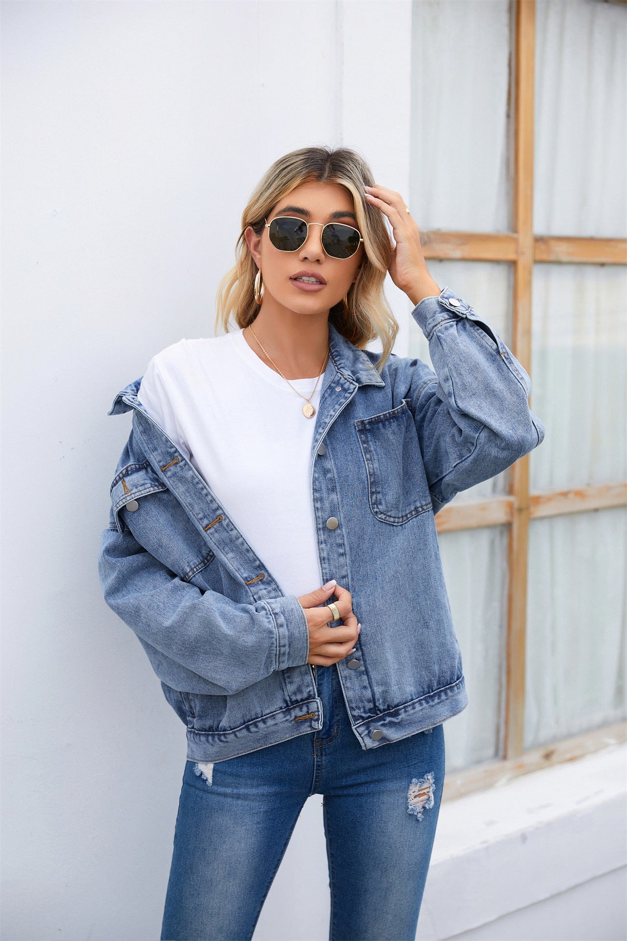 Veste en denim pour dames avec un motif léopard stylé et des poches pratiques Chic und Stil-Jeans Outfit-PARIS FEMME