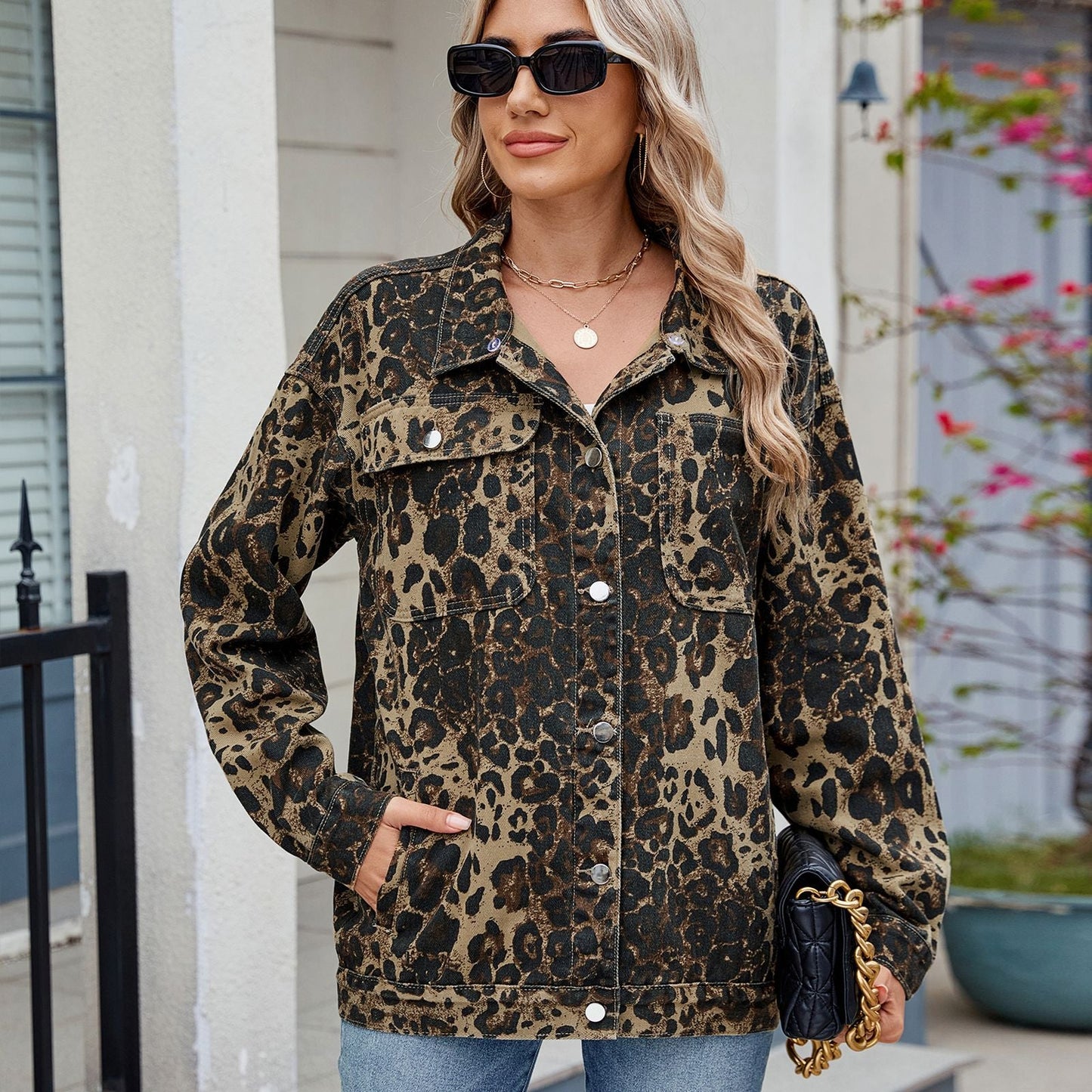 Veste en denim pour dames avec un motif léopard stylé et des poches pratiques Chic und Stil-Jeans Outfit-PARIS FEMME