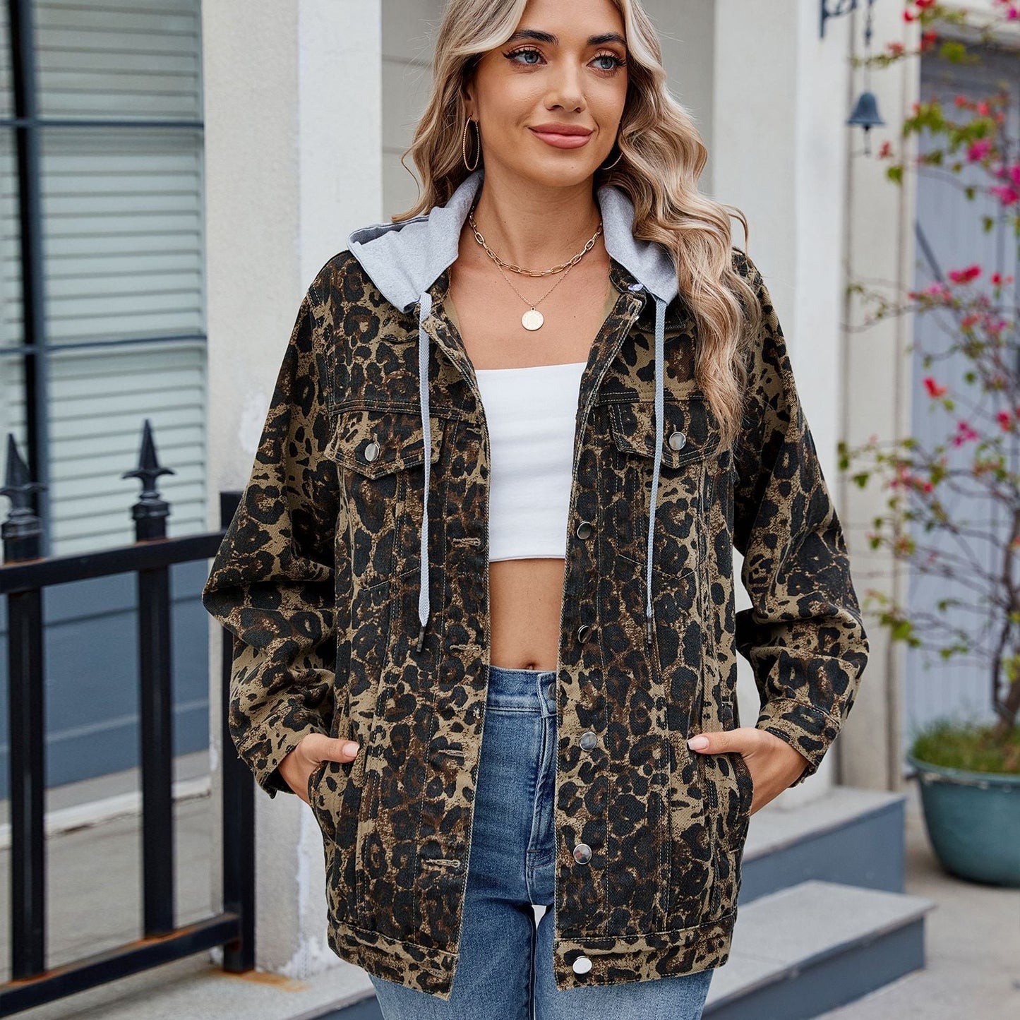 Veste en denim pour femmes au design léopard tendance avec une coupe décontractée Chic und Stil-Jeans Outfit-PARIS FEMME
