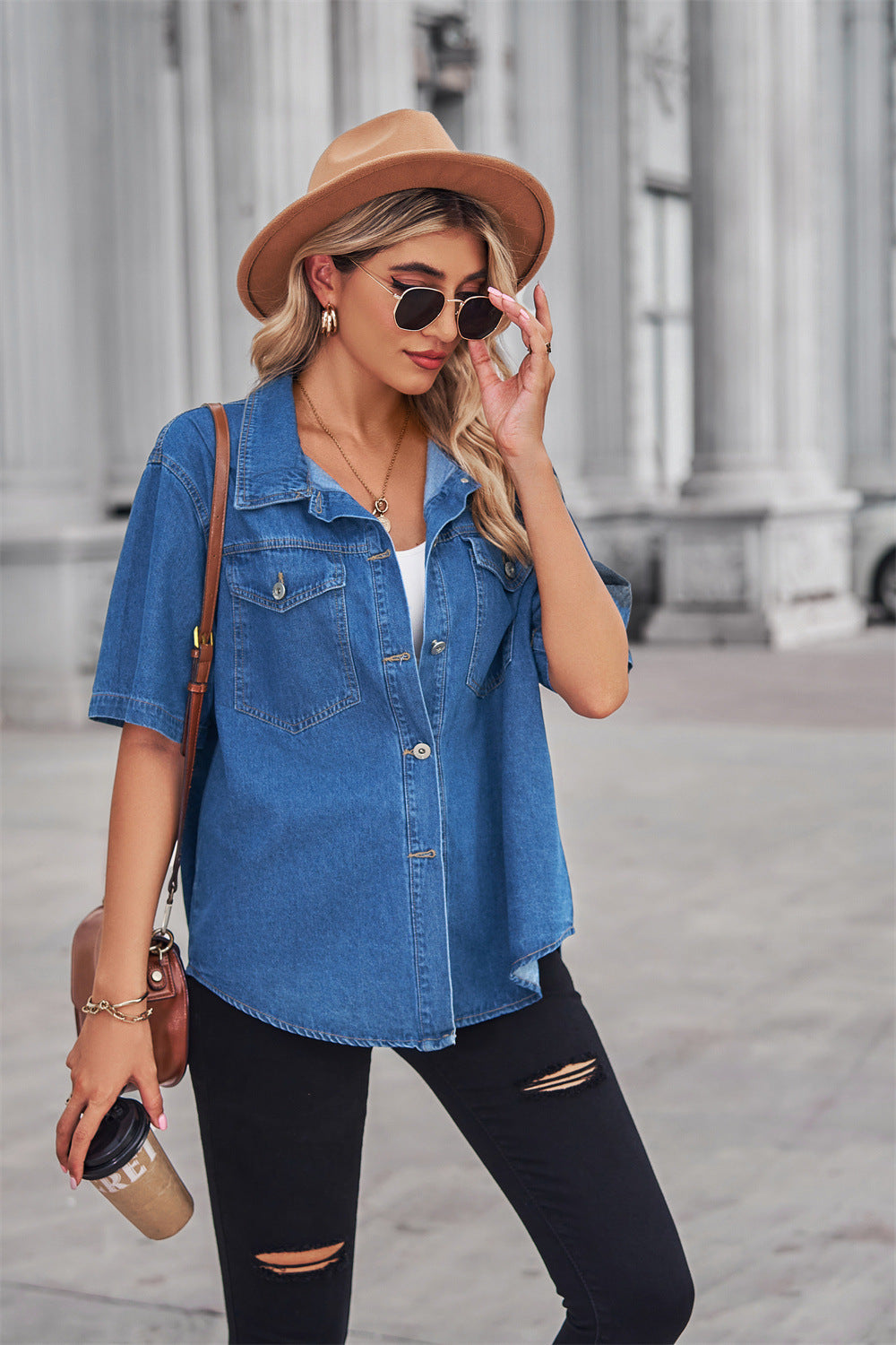 Veste en jean décontractée pour femmes avec poches poitrine pratiques et coupe moderne Chic und Stil-Jeans Outfit-PARIS FEMME