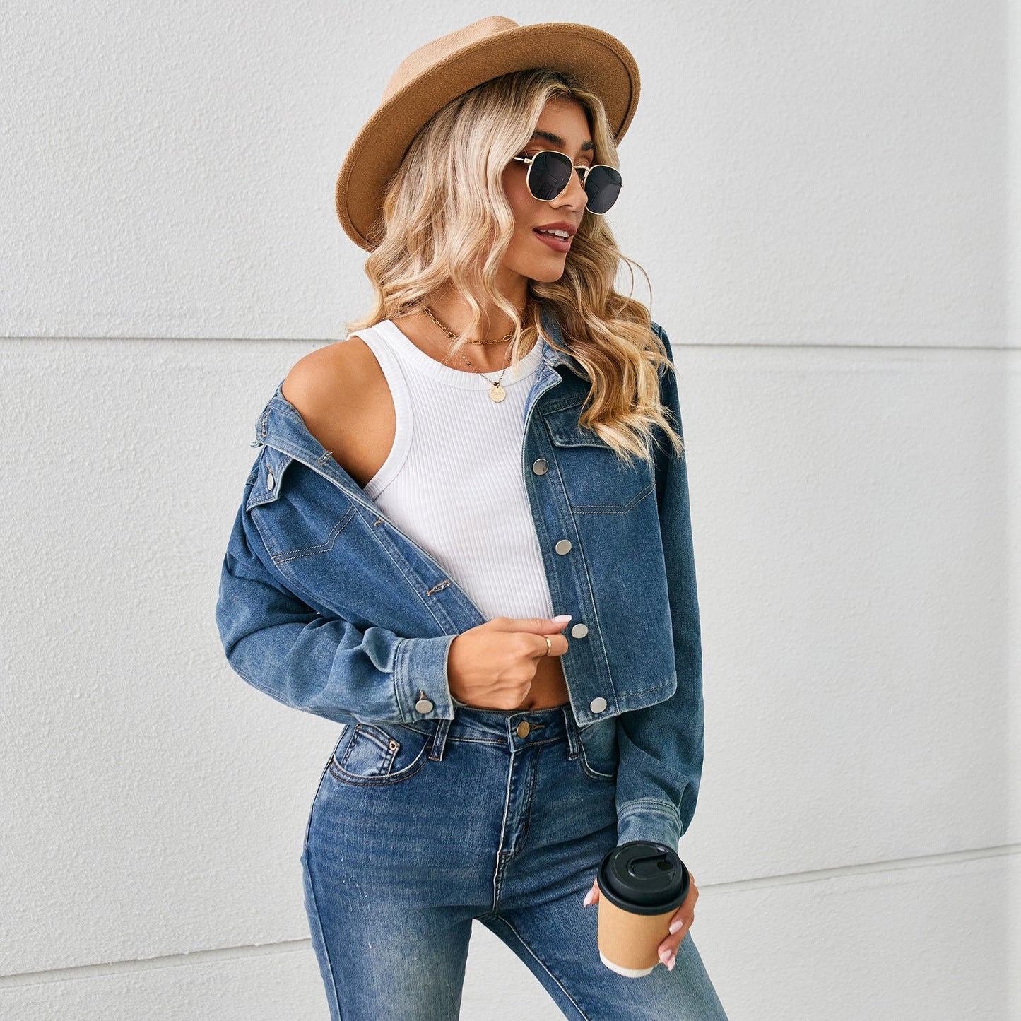 Veste en jean cropped pour femmes avec col classique Chic und Stil-Jeans Outfit-PARIS FEMME
