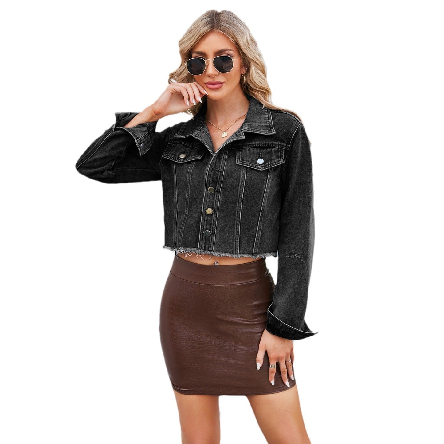 Veste en denim cropped pour femmes avec des accents modernes et des détails effilochés Chic und Stil-Jeans Outfit-PARIS FEMME