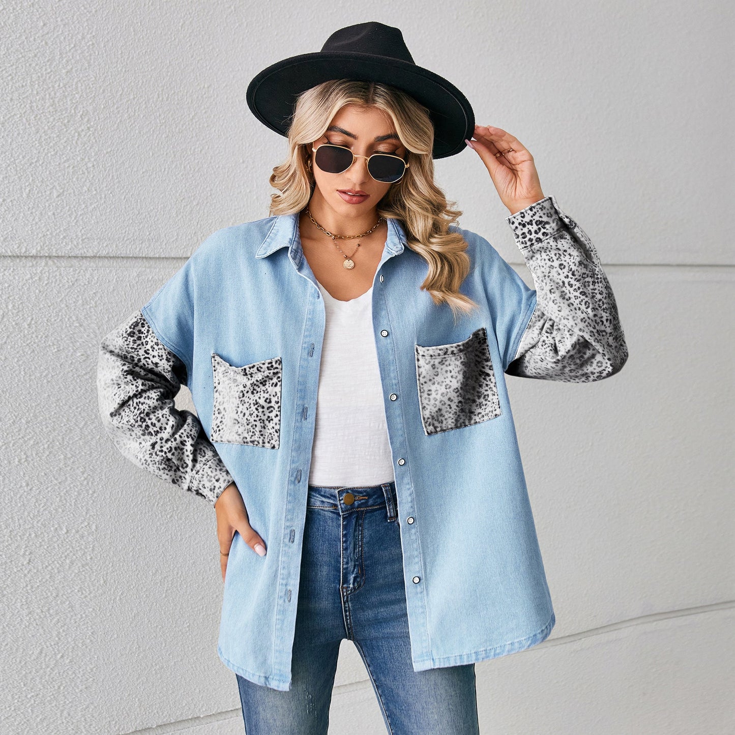Veste en jean décontractée pour femmes avec des manches à imprimé animal contrastant Chic und Stil-Jeans Outfit-PARIS FEMME