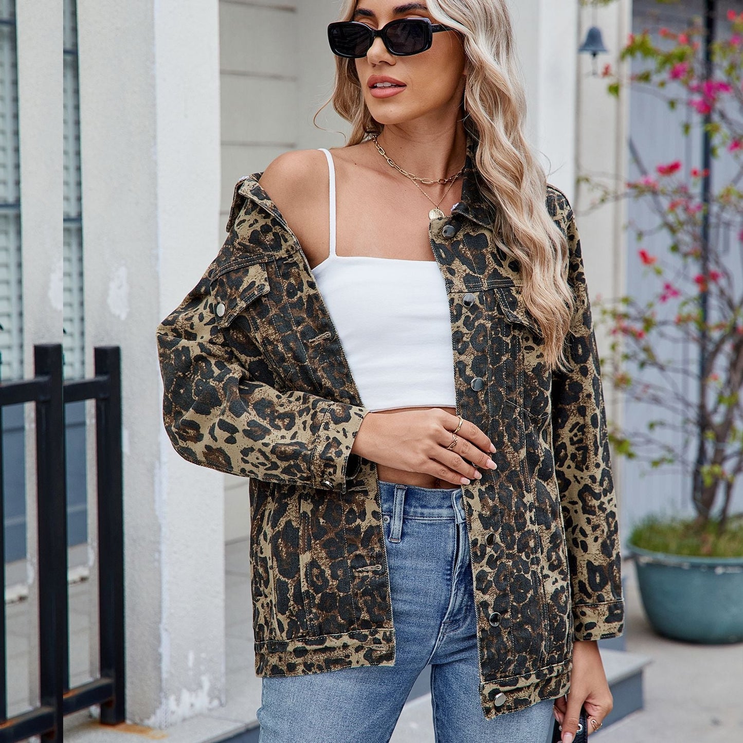 Veste en denim pour femmes au design léopard tendance avec une coupe décontractée Chic und Stil-Jeans Outfit-PARIS FEMME