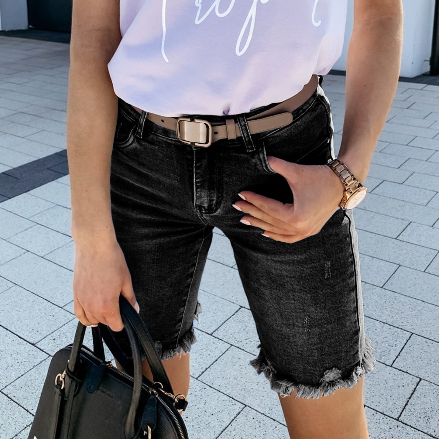 Shorts en denim détruit pour femmes avec bords effilochés et bande latérale Chic und Stil-Short en jean-PARIS FEMME