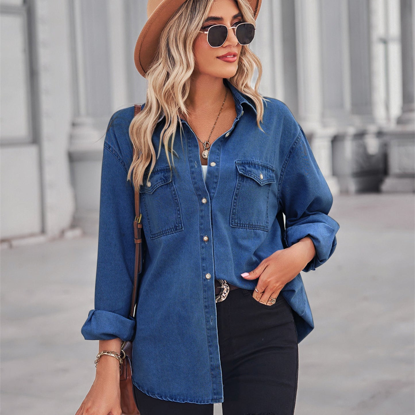 Veste en jean pour femmes au style décontracté avec poches plaquées et détails de boutons Chic und Stil-Jeans Outfit-PARIS FEMME