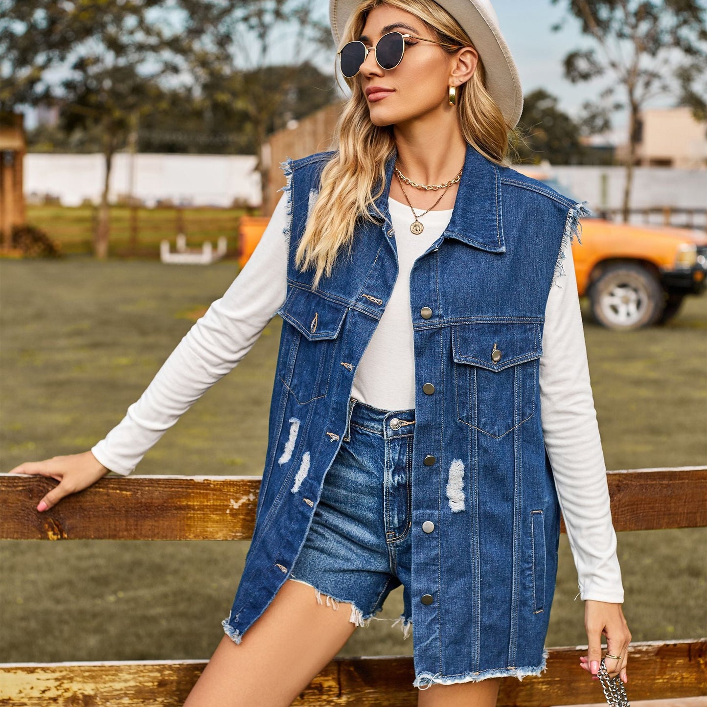 Veste en denim pour femmes au coupe décontracté avec franges et poches pratiques Chic und Stil-Jeans Outfit-PARIS FEMME