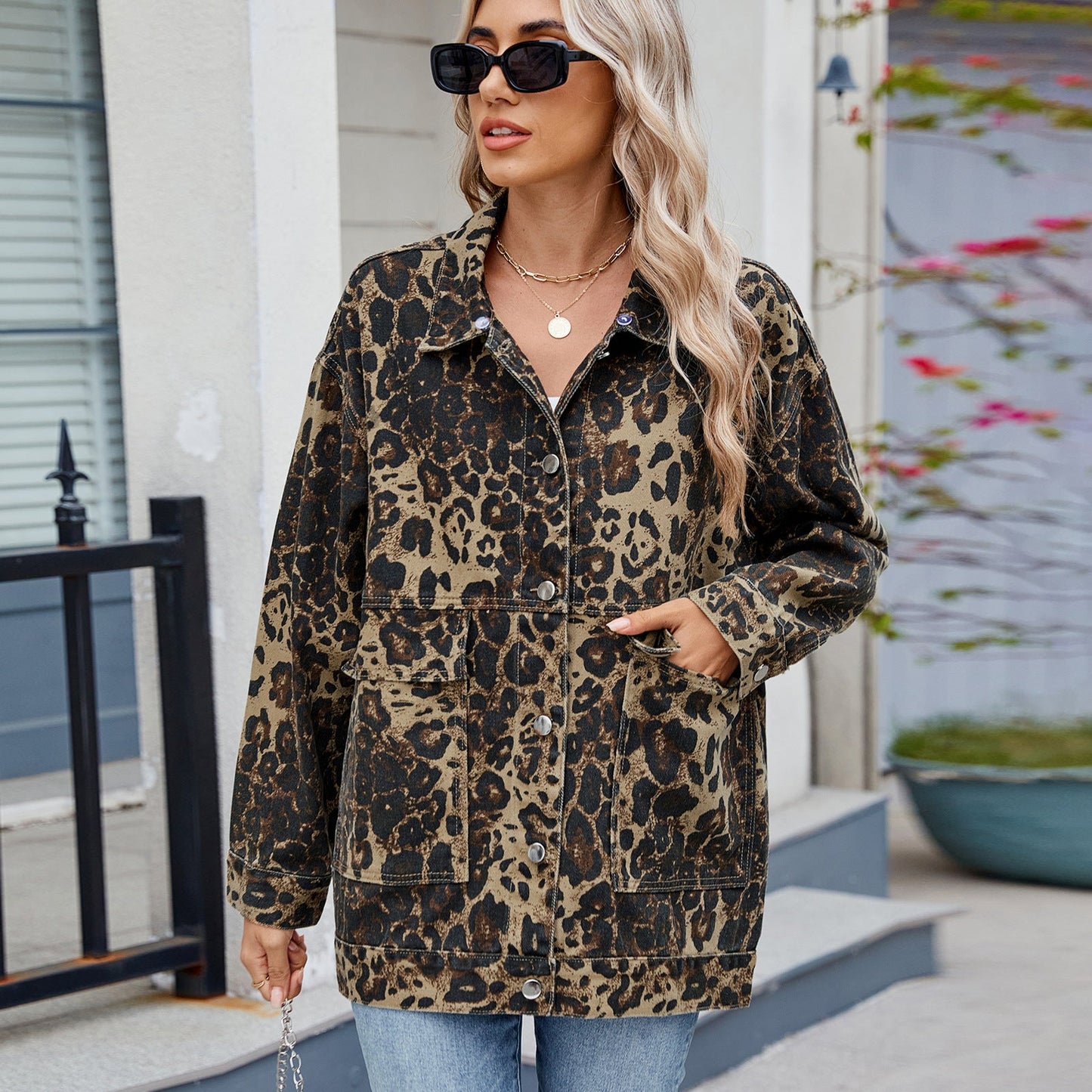 Veste en jean oversize pour femmes au design léopard moderne avec une coupe décontractée Chic und Stil-Jeans Outfit-PARIS FEMME