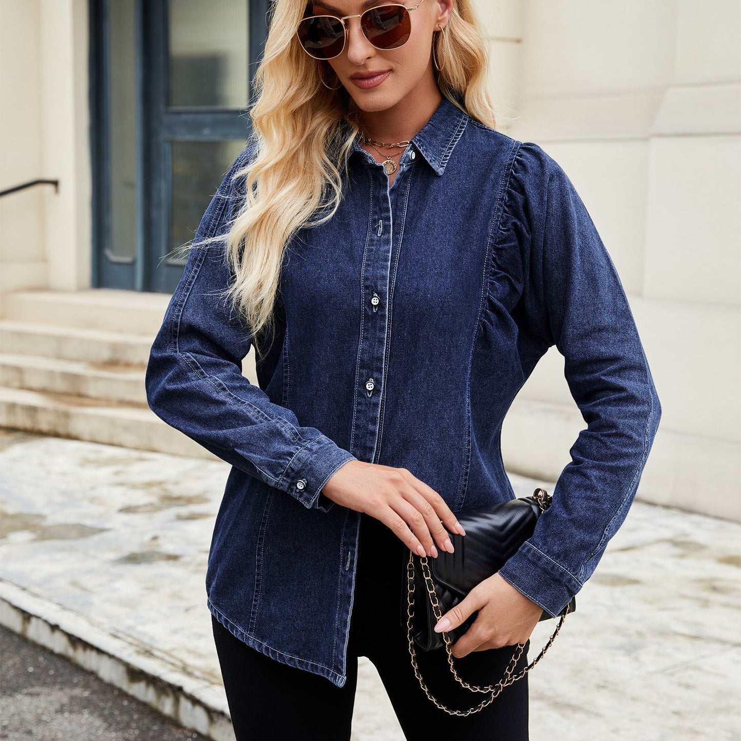 Blouse en denim pour femmes avec des détails en volants et une coupe cintrée Chic und Stil-Jeans Outfit-PARIS FEMME