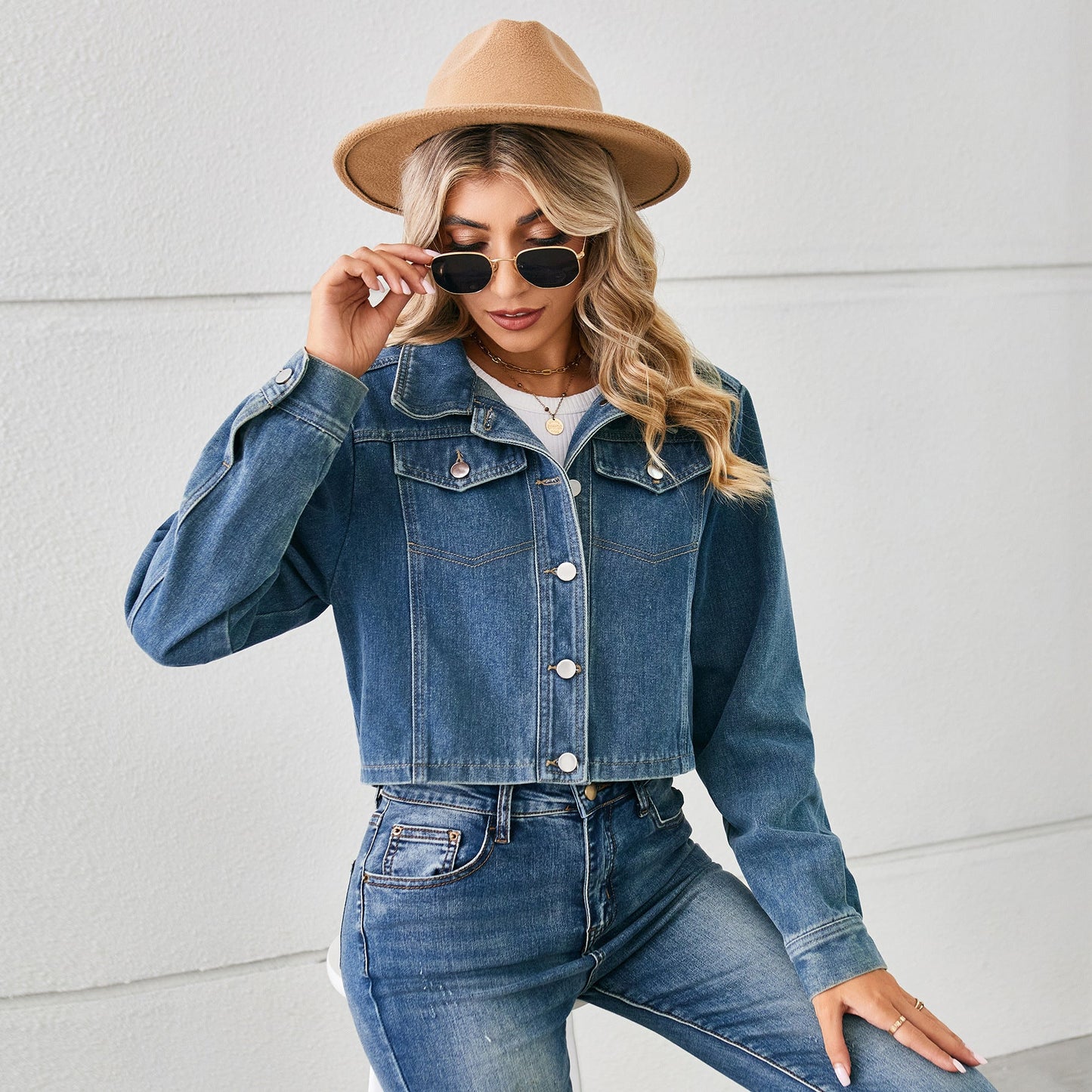 Veste en jean cropped pour femmes avec col classique Chic und Stil-Jeans Outfit-PARIS FEMME