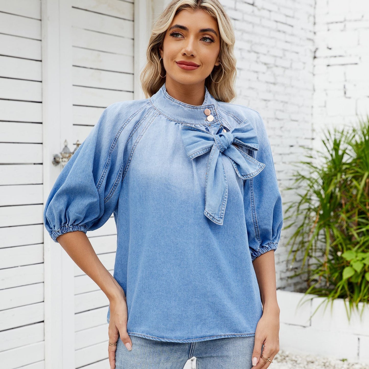 Blouse en denim pour femmes avec détail de nœud décoratif et manches bouffantes féminines Chic und Stil-Jeans Outfit-PARIS FEMME