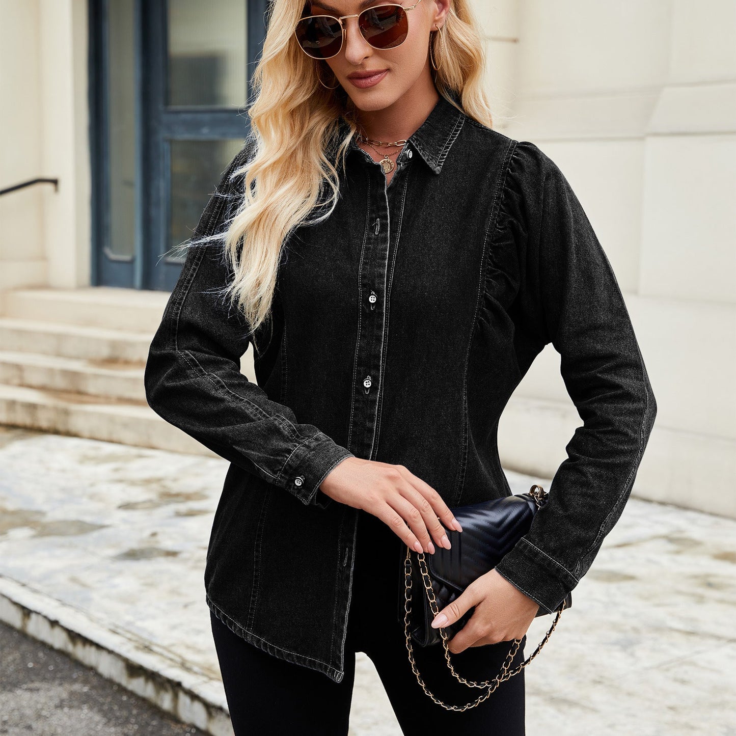Blouse en denim pour femmes avec des détails en volants et une coupe cintrée Chic und Stil-Jeans Outfit-PARIS FEMME