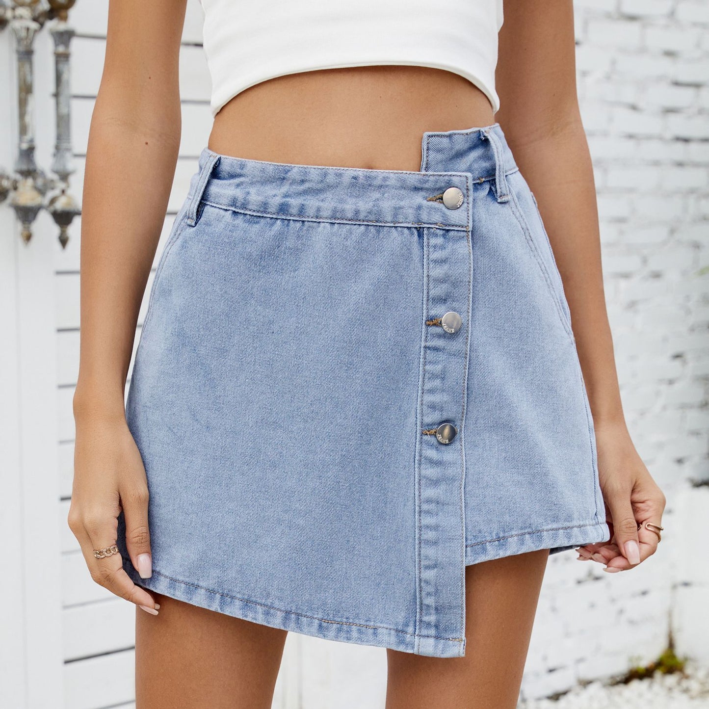 Robe en denim pour dames avec ourlet asymétrique et détails pratiques de boutons Chic und Stil-Short en jean-PARIS FEMME