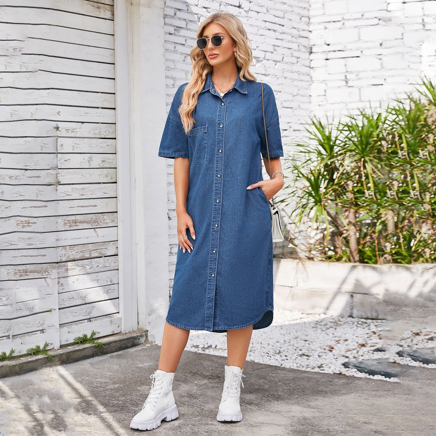 Robe chemise en denim pour femme avec design à boutons et fente latérale Chic und Stil-Jeans Outfit-PARIS FEMME