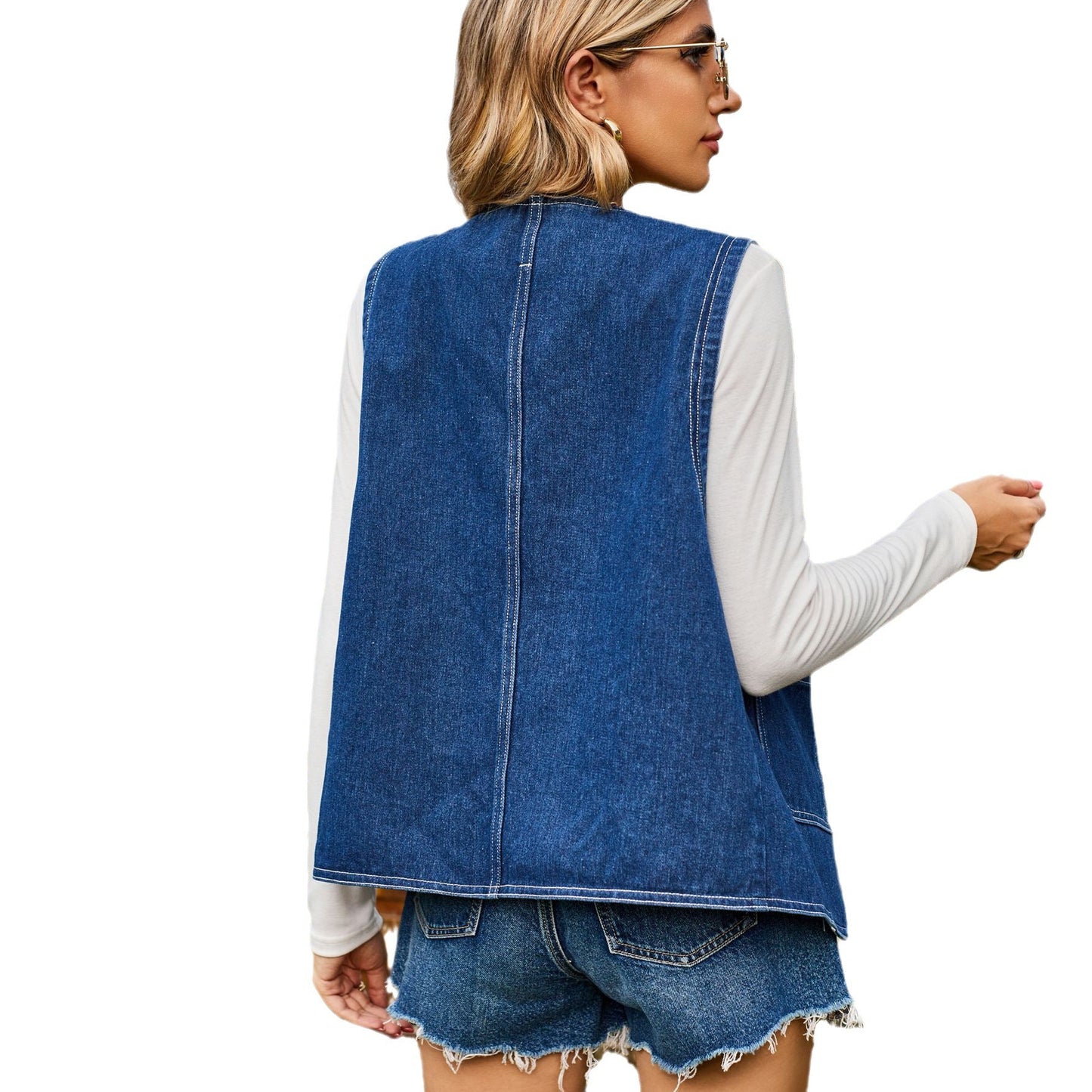 Gilet en denim décontracté pour femmes avec poches pratiques et détails de boutons contrastés Chic und Stil-Jeans Outfit-PARIS FEMME