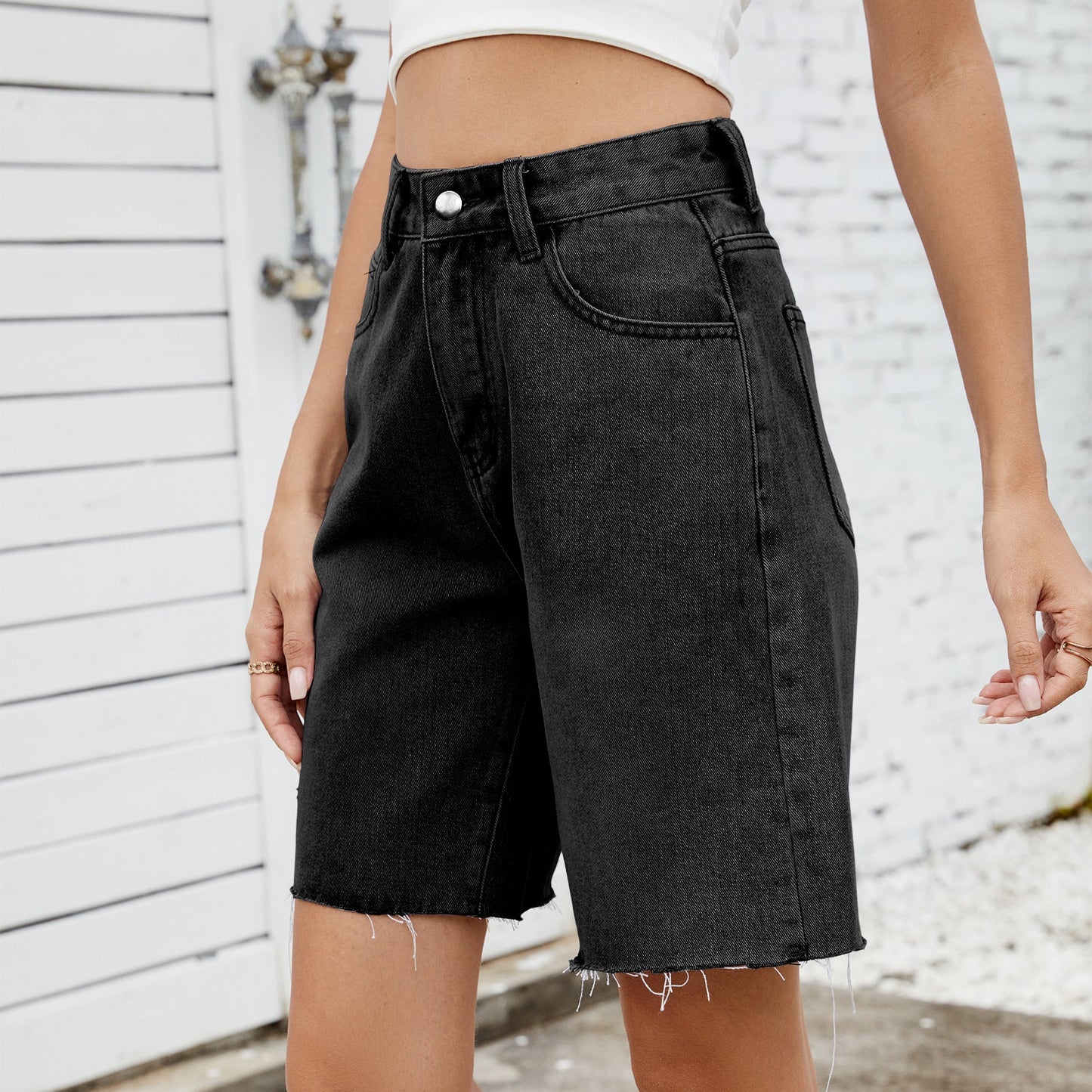 Shorts en denim pour femmes avec une coupe moderne à bord frangé Chic und Stil-Short en jean-PARIS FEMME