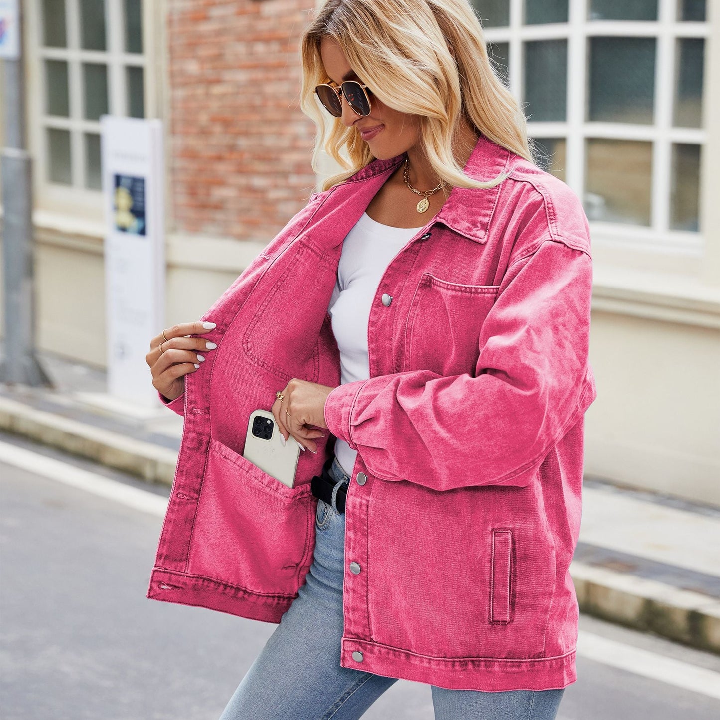Veste en denim pour femmes au style oversize décontracté avec poches pratiques Chic und Stil-Jeans Outfit-PARIS FEMME