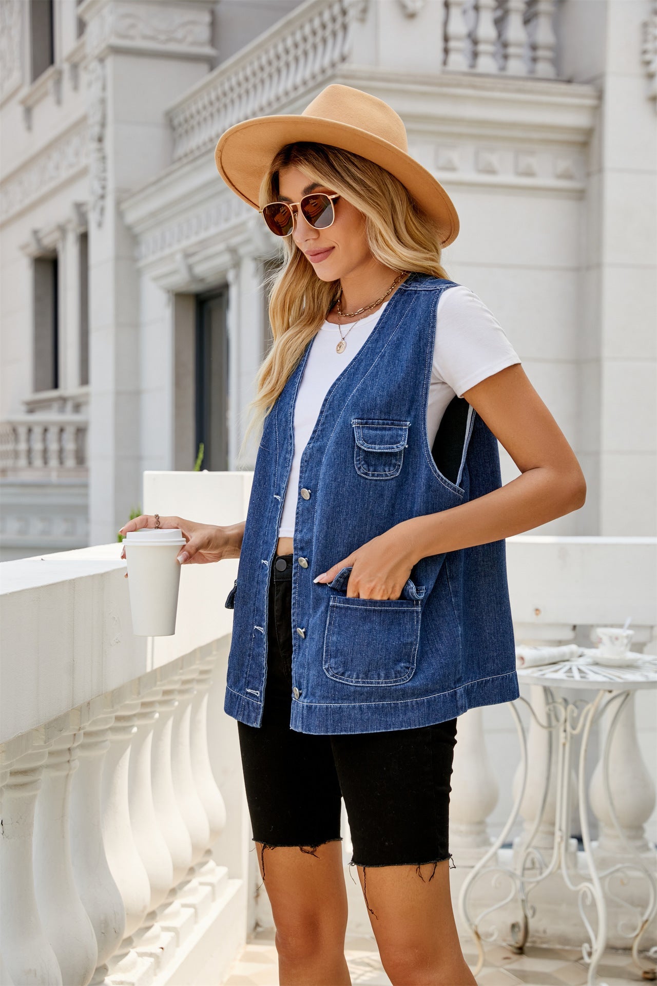 Veste en denim pour femmes au design oversized décontracté avec des poches pratiques et des détails de boutons Chic und Stil-Jeans Outfit-PARIS FEMME