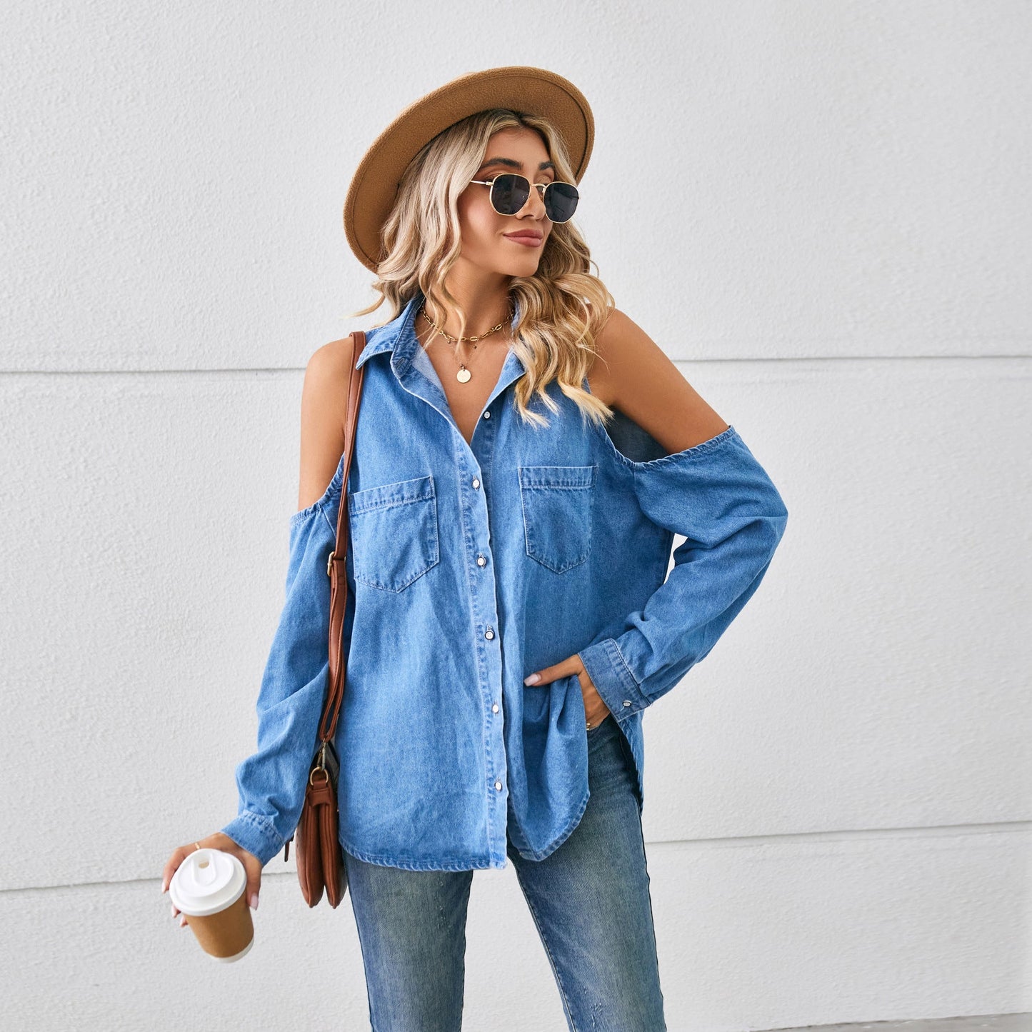 Chemise en denim pour femmes avec des manches raglan et des poches poitrine Chic und Stil-Jeans Outfit-PARIS FEMME
