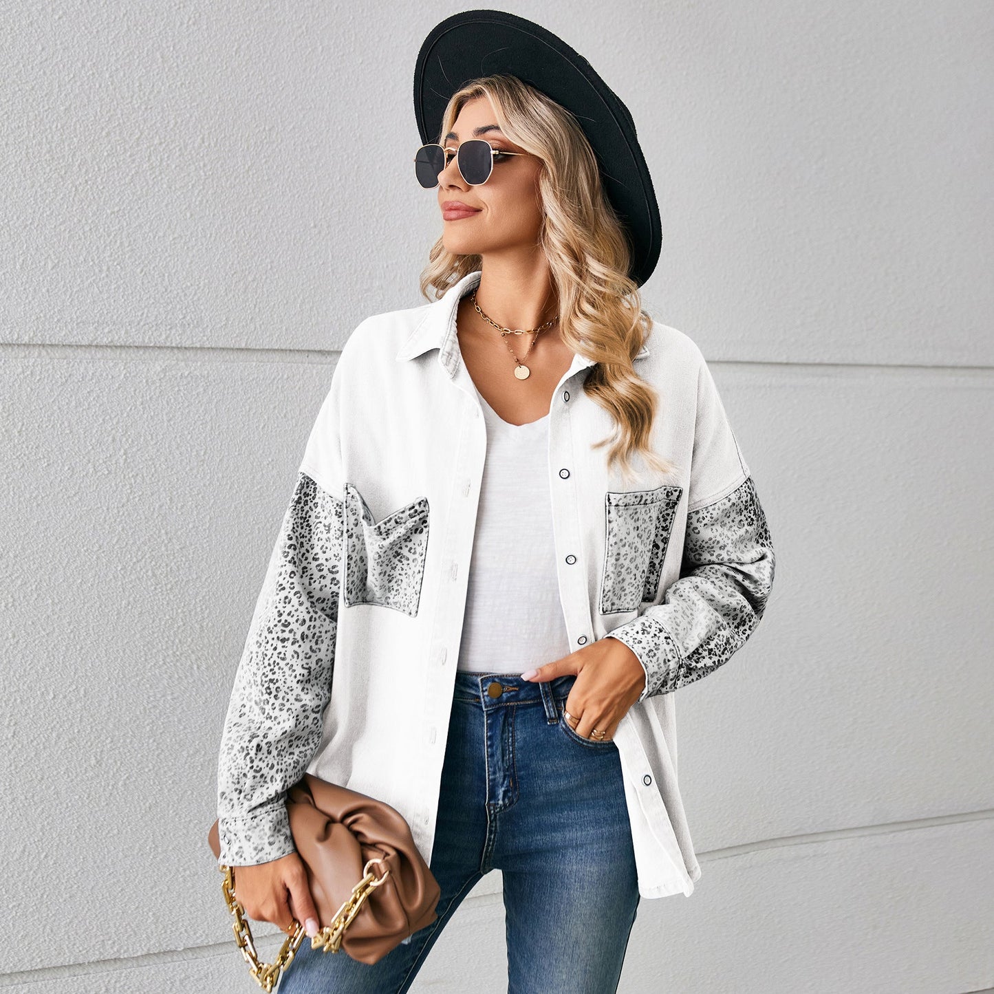 Veste en jean décontractée pour femmes avec des manches à imprimé animal contrastant Chic und Stil-Jeans Outfit-PARIS FEMME