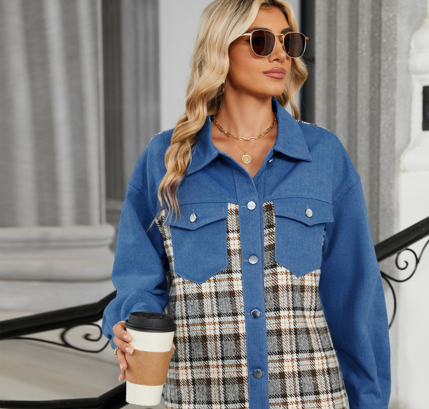 Robe chemise pour femmes avec panneau à carreaux et poches poitrine pratiques Chic und Stil-Jeans Outfit-PARIS FEMME