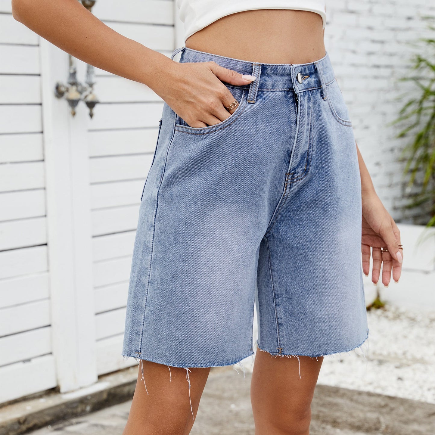 Shorts en denim pour femmes avec une coupe moderne à bord frangé Chic und Stil-Short en jean-PARIS FEMME