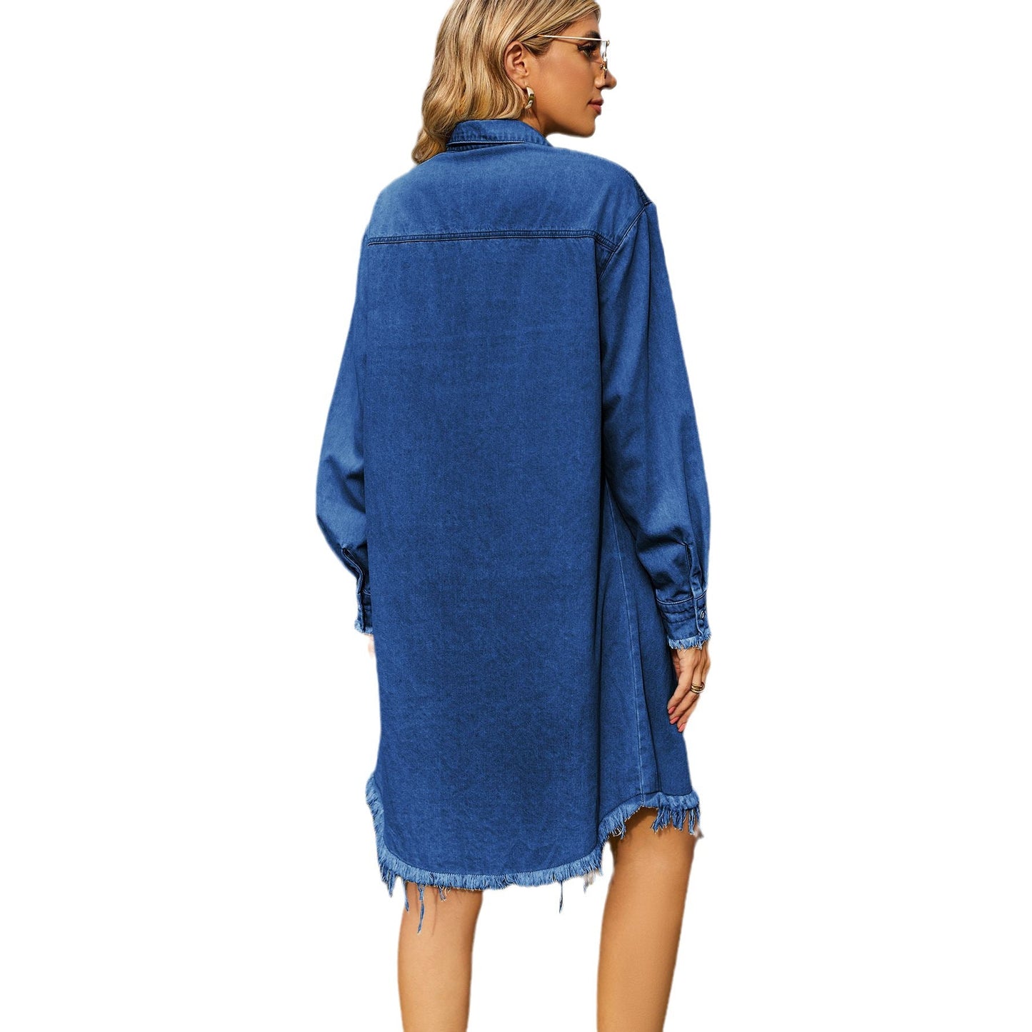 Robe chemisier en denim pour femmes avec ceinture et détails frangés Chic und Stil-Jeans Outfit-PARIS FEMME