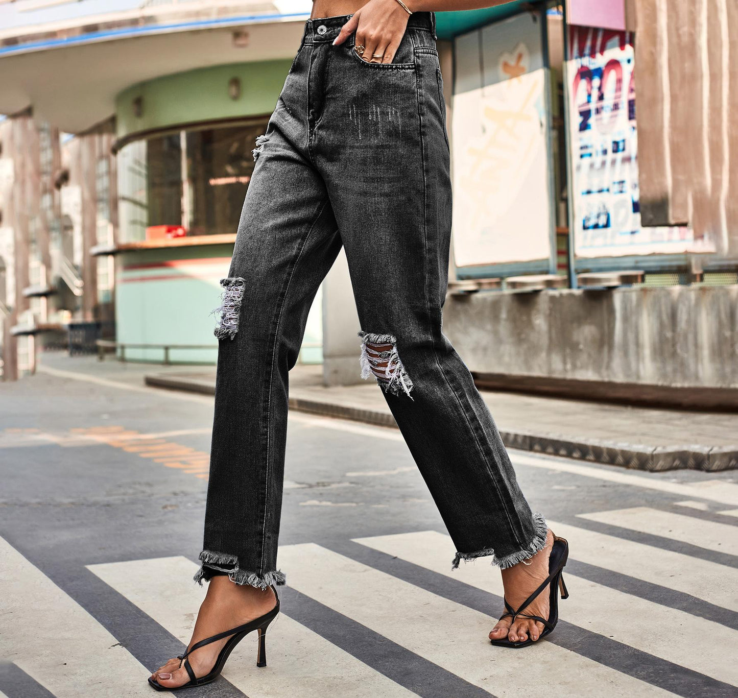 Jeans détruits pour femmes dans une coupe boyfriend moderne avec des détails effilochés Chic und Stil-Jeans-PARIS FEMME