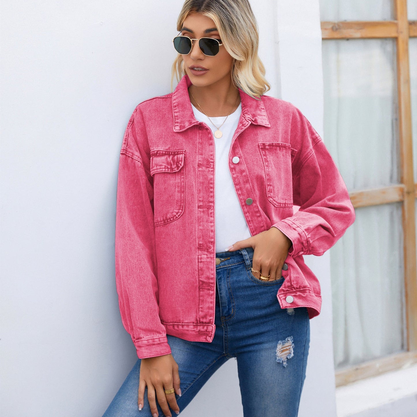 Veste en denim pour dames avec un motif léopard stylé et des poches pratiques Chic und Stil-Jeans Outfit-PARIS FEMME