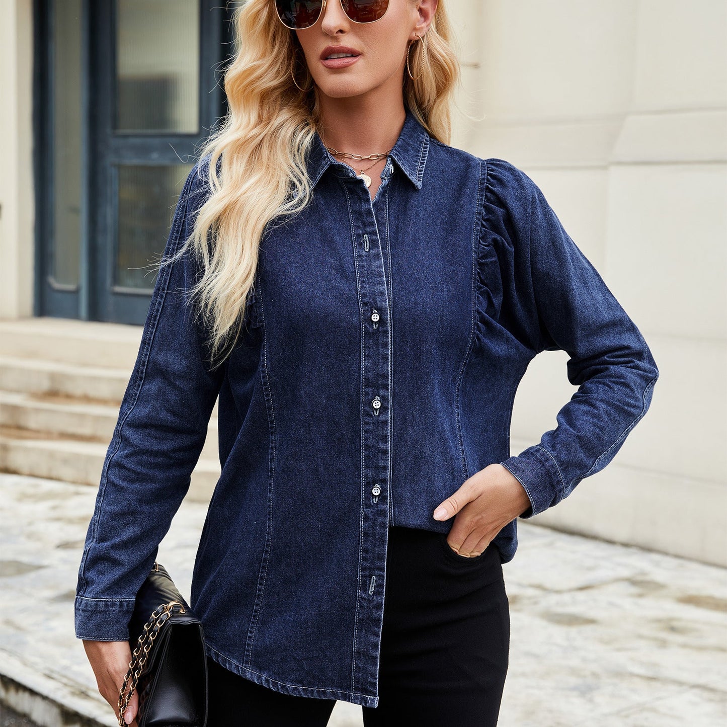 Blouse en denim pour femmes avec des détails en volants et une coupe cintrée Chic und Stil-Jeans Outfit-PARIS FEMME