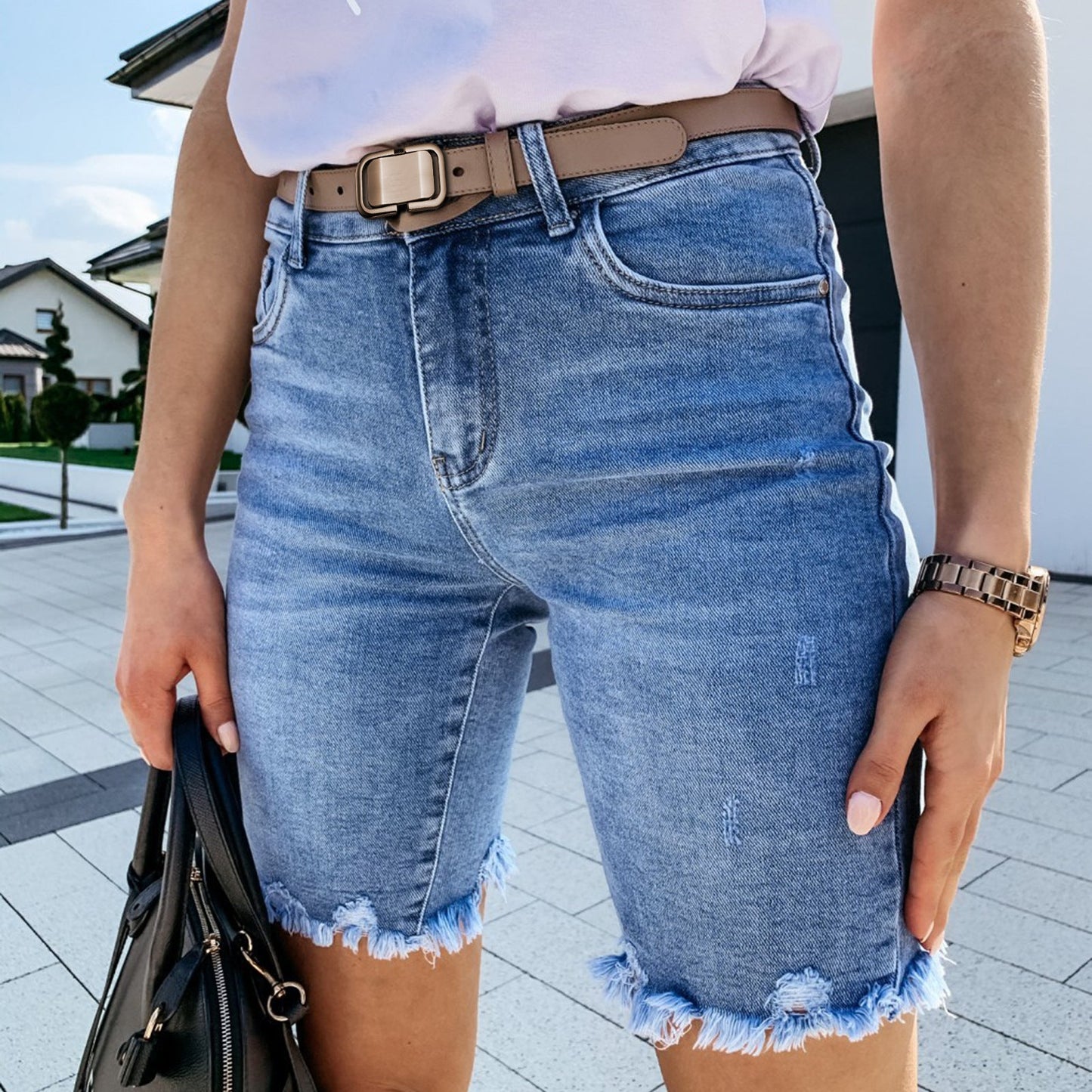 Shorts en denim détruit pour femmes avec bords effilochés et bande latérale Chic und Stil-Short en jean-PARIS FEMME