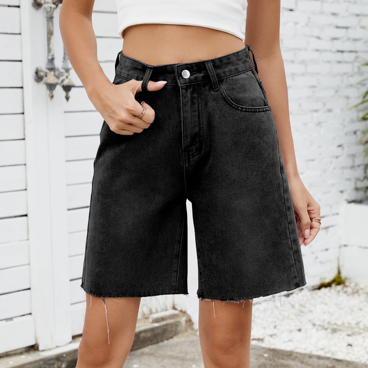 Shorts en denim pour femmes avec une coupe moderne à bord frangé Chic und Stil-Short en jean-PARIS FEMME