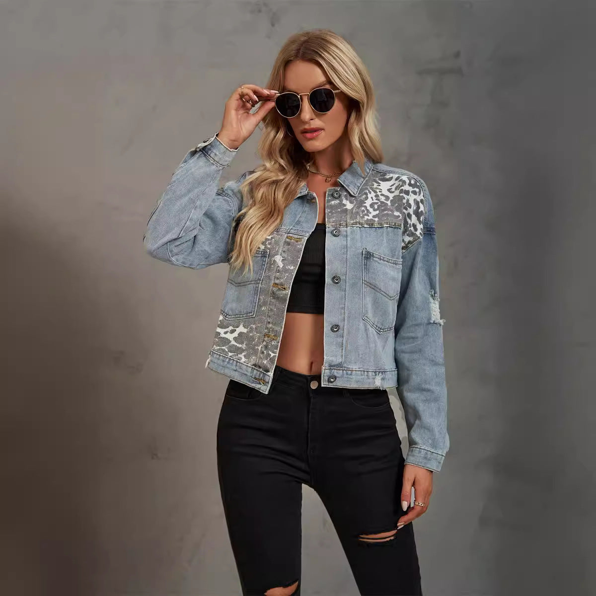 Veste en jean pour femmes avec des applications en impression animale contrastantes et une coupe décontractée Chic und Stil-Jeans Outfit-PARIS FEMME