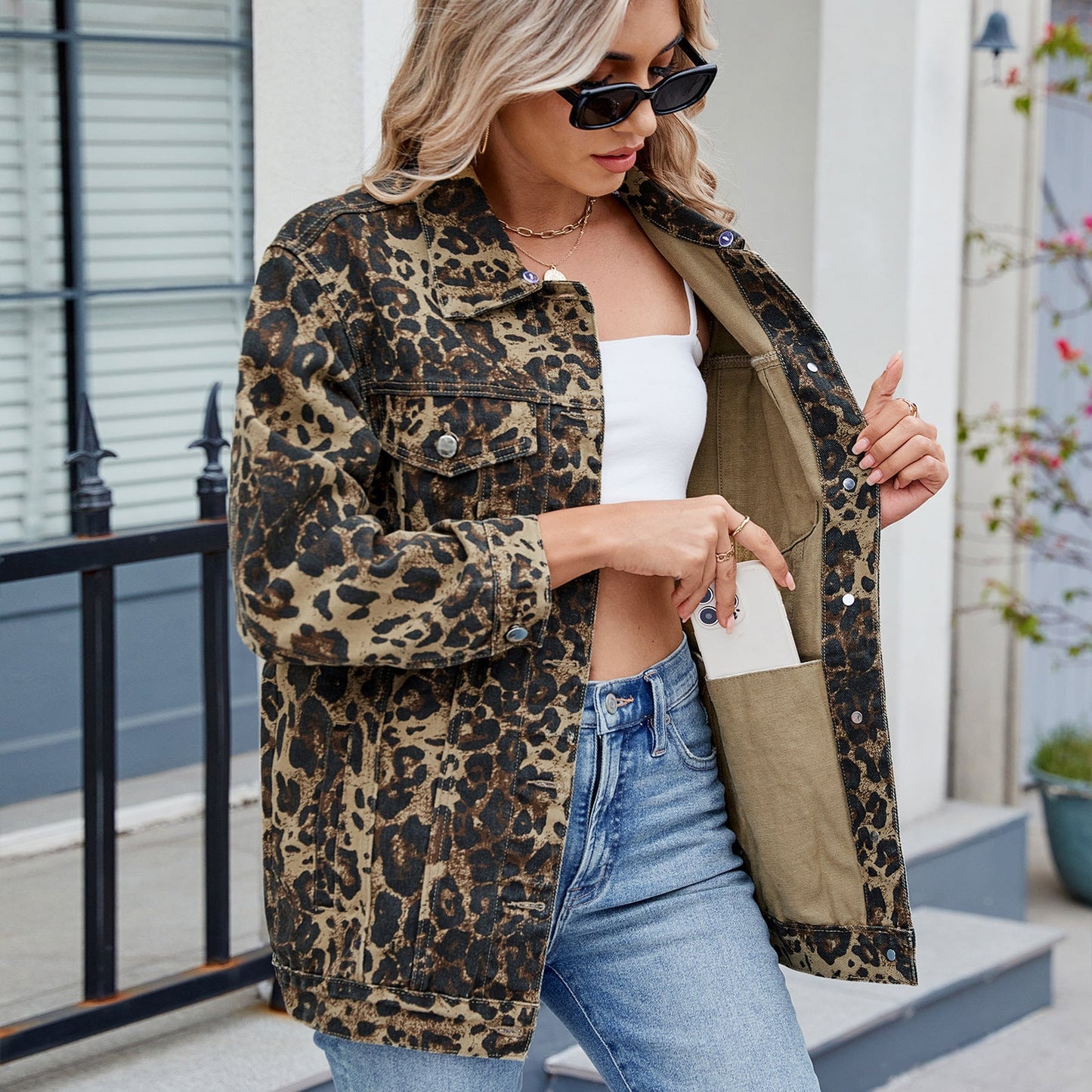 Veste en denim pour femmes au design léopard tendance avec une coupe décontractée Chic und Stil-Jeans Outfit-PARIS FEMME