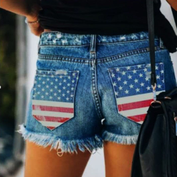 Shorts en denim pour femmes au style décontracté avec imprimé drapeau américain et bords effilochés Chic und Stil-Short en jean-PARIS FEMME