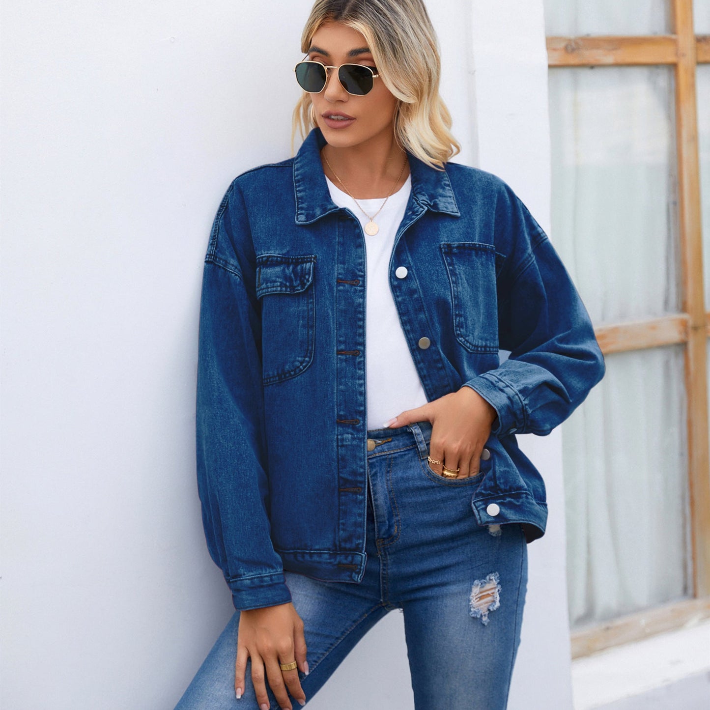 Veste en denim pour dames avec un motif léopard stylé et des poches pratiques Chic und Stil-Jeans Outfit-PARIS FEMME