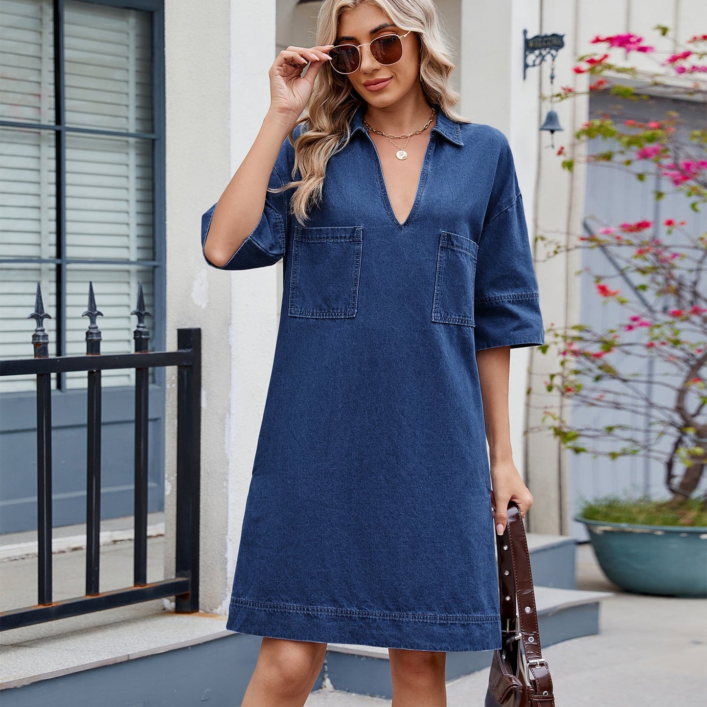 Robe chemise en denim pour femmes avec poches poitrine pratiques et coupe décontractée Chic und Stil-Jeans Outfit-PARIS FEMME