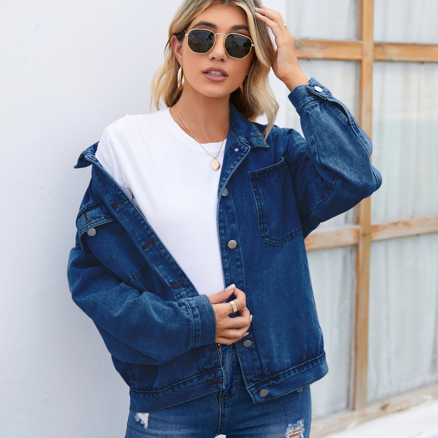 Veste en denim pour dames avec un motif léopard stylé et des poches pratiques Chic und Stil-Jeans Outfit-PARIS FEMME