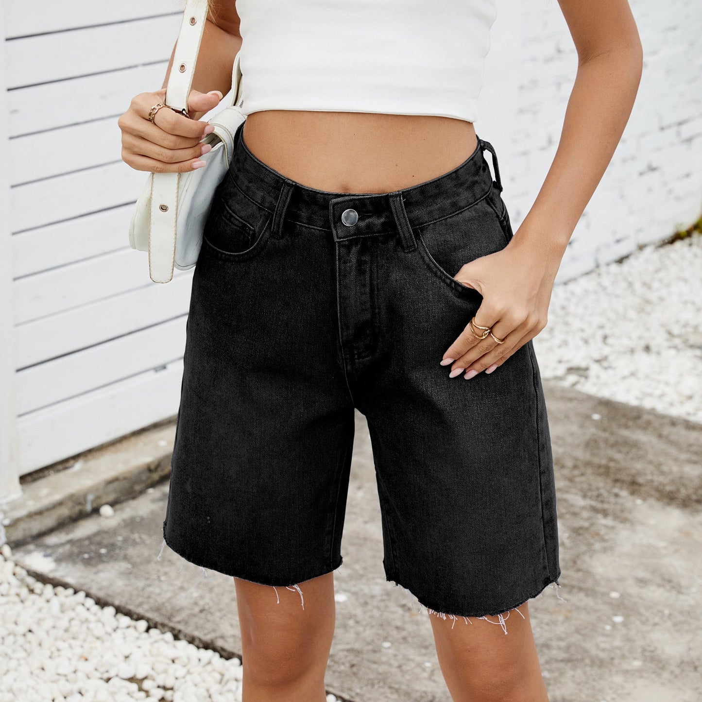 Shorts en denim pour femmes avec une coupe moderne à bord frangé Chic und Stil-Short en jean-PARIS FEMME