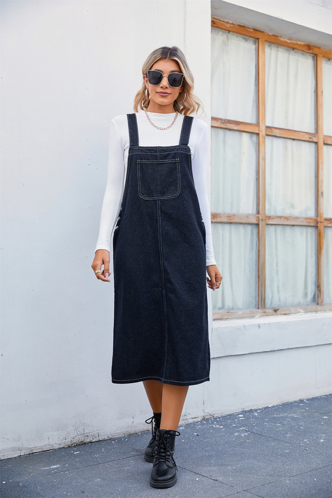 Robe en jean à bretelles pour femmes avec poches latérales pratiques et coupe moderne Chic und Stil-Jeans Outfit-PARIS FEMME