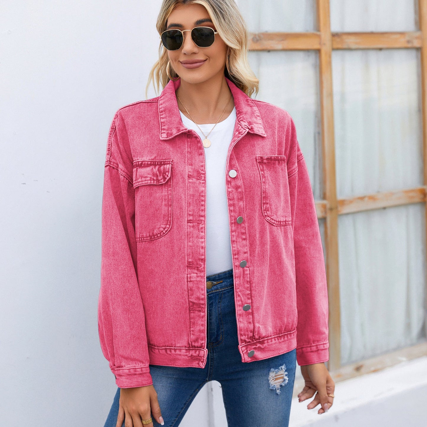 Veste en denim pour dames avec un motif léopard stylé et des poches pratiques Chic und Stil-Jeans Outfit-PARIS FEMME