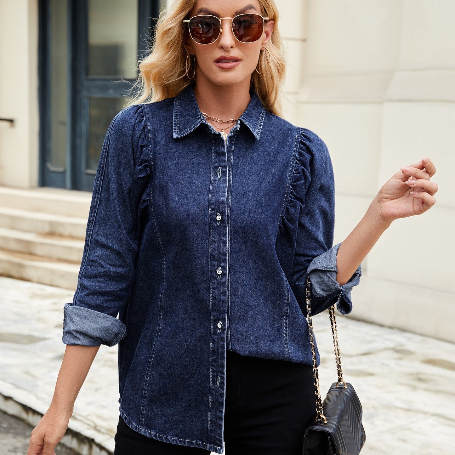 Blouse en denim pour femmes avec des détails en volants et une coupe cintrée Chic und Stil-Jeans Outfit-PARIS FEMME