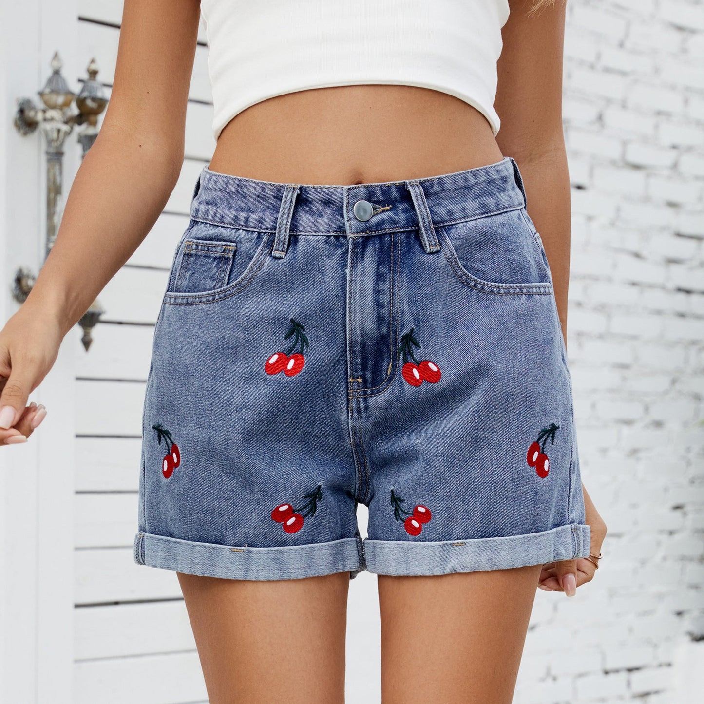 Shorts en denim pour femmes avec motif brodé coloré et design décontracté Chic und Stil-Short en jean-PARIS FEMME
